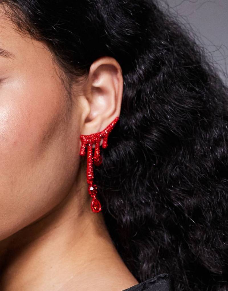 ASOS DESIGN - Halloween - Ohrringe in Rot mit Strassdetails in Tropf-Optik von ASOS DESIGN