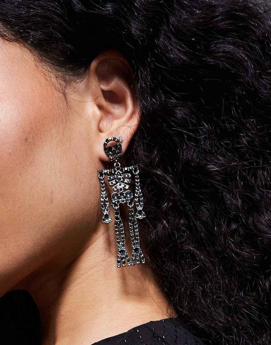 ASOS DESIGN - Halloween - Ohrringe in Schwarz mit Schmucksteinen und Skelettanhänger von ASOS DESIGN