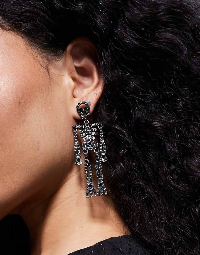 ASOS DESIGN - Halloween - Ohrringe in Schwarz mit Schmucksteinen und Skelettanhänger von ASOS DESIGN