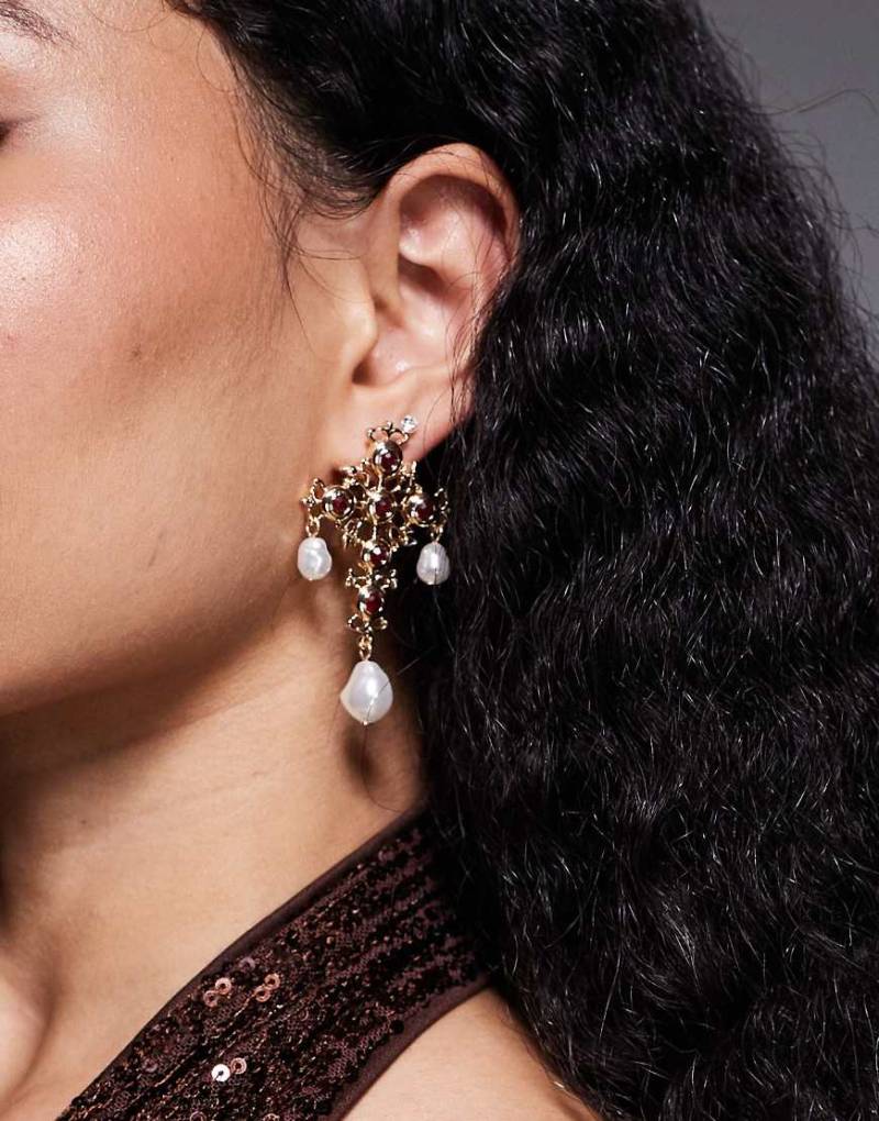 ASOS DESIGN - Halloween - Verzierte Kreuz-Ohrringe in Goldoptik mit Kunstperlen-Goldfarben von ASOS DESIGN