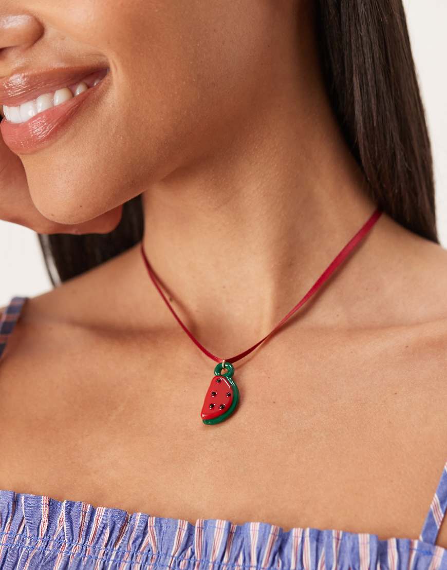 ASOS DESIGN - Halskette aus Schleifenband mit Wassermelonenanhänger aus Kunstharz in Rot ASOS DESIGN - Halskette aus Schleifenband mit Wassermelonenanhänger aus Kunstharz in Rot von ASOS DESIGN