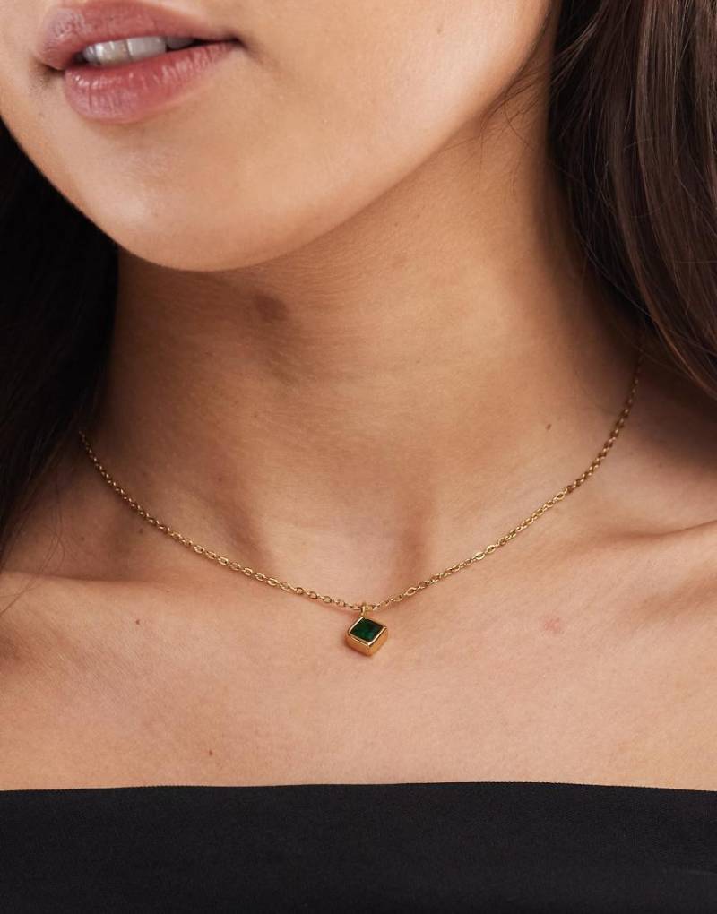 ASOS DESIGN - Halskette aus wasserfestem Edelstahl in Goldoptik mit Zirkonia-Anhänger in Grün und Geschenktasche-Goldfarben von ASOS DESIGN