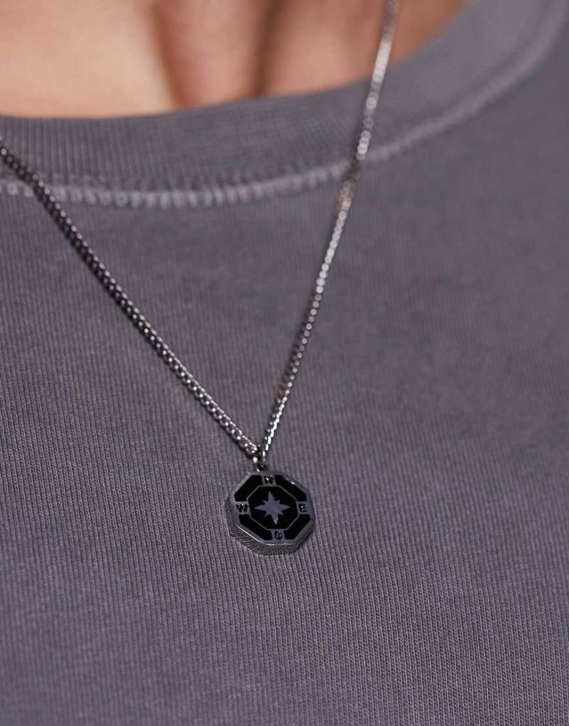 ASOS DESIGN - Silberfarbene Halskette aus wasserfestem Edelstahl mit Kompassanhänger von ASOS DESIGN