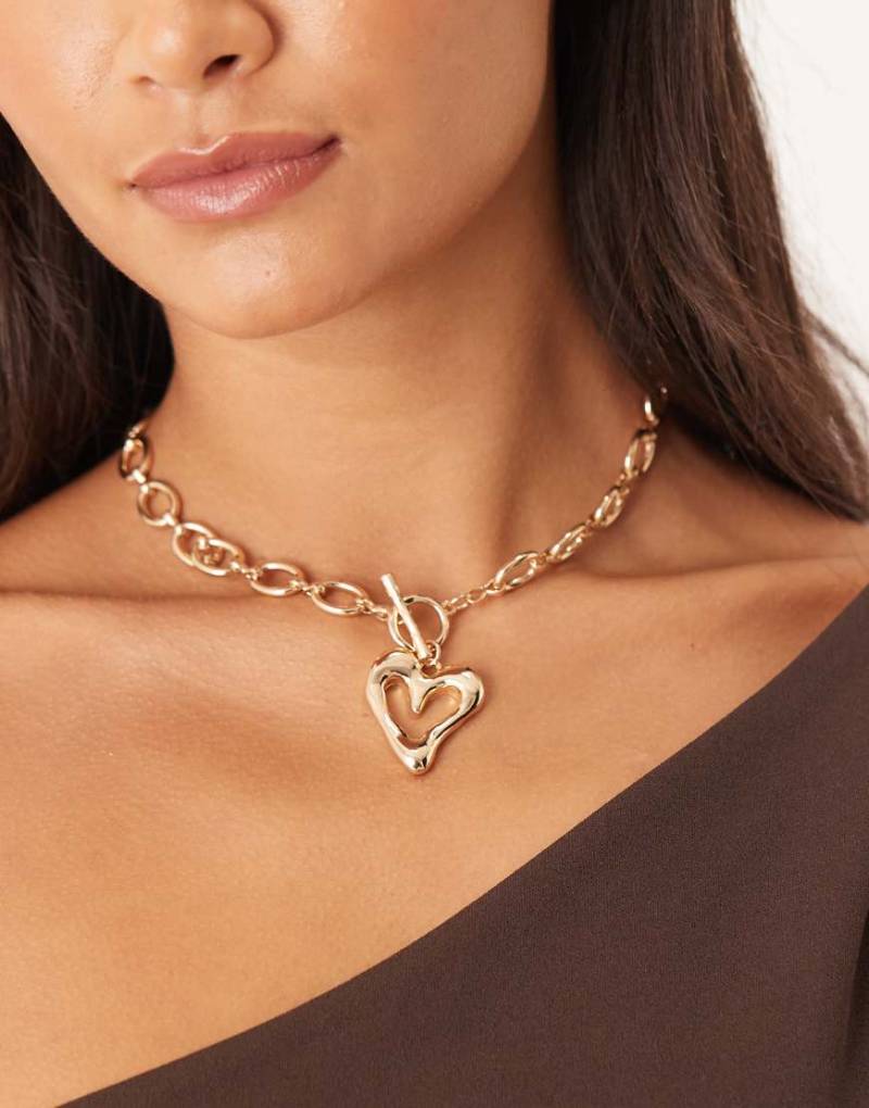 ASOS DESIGN - Halskette in Goldoptik mit T-Steg und Herz-Anhänger-Goldfarben von ASOS DESIGN