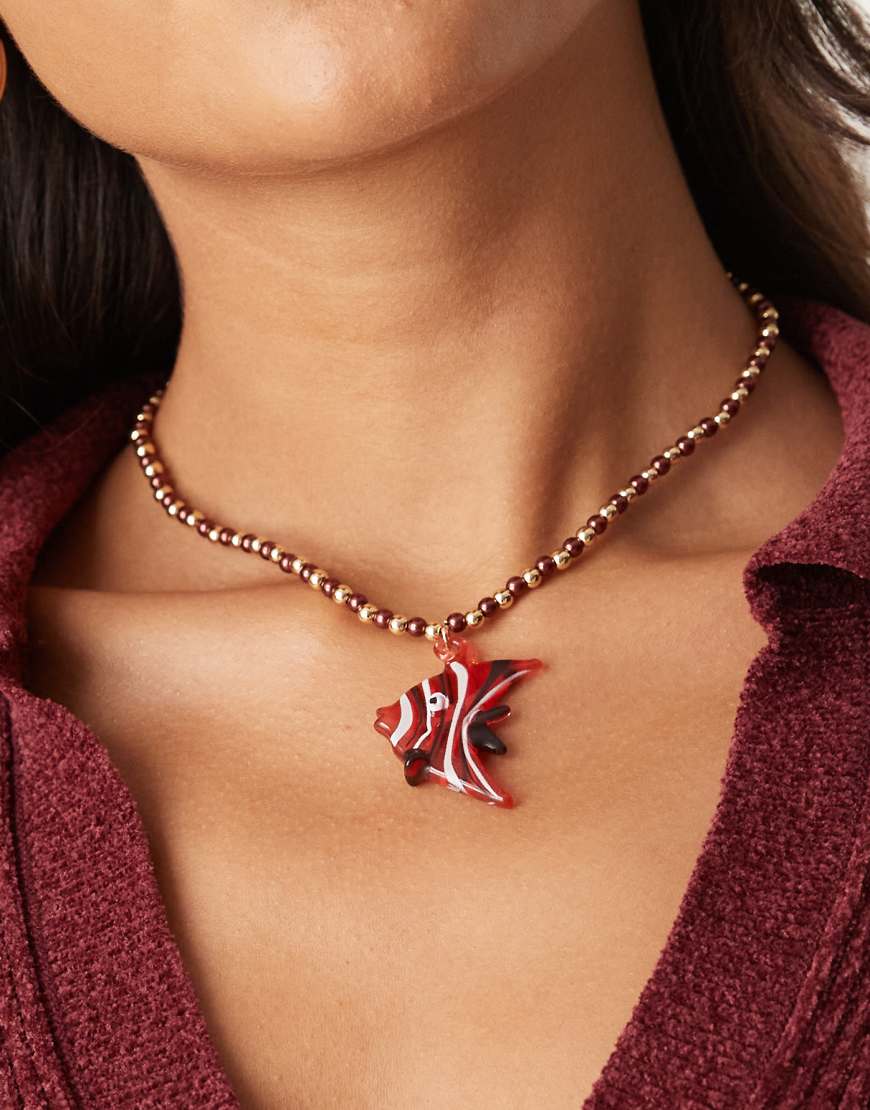 ASOS DESIGN - Halskette in Rot mit Kunstperlen und Fischanhänger aus Acryl ASOS DESIGN - Halskette in Rot mit Kunstperlen und Fischanhänger aus Acryl von ASOS DESIGN