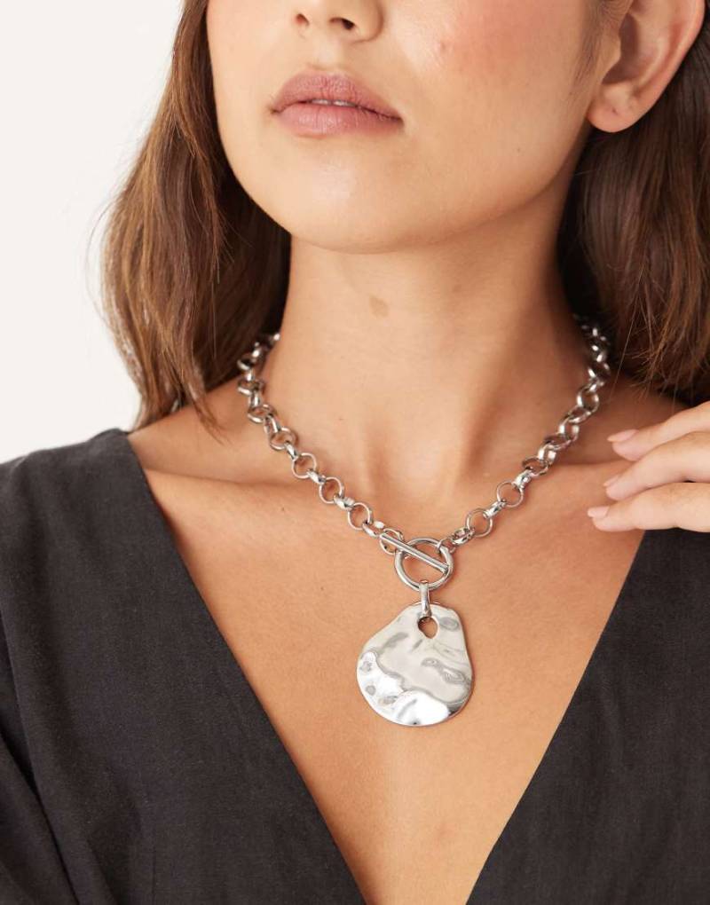 ASOS DESIGN - Halskette in Silber mit gehämmertem Anhänger und T-Steg von ASOS DESIGN