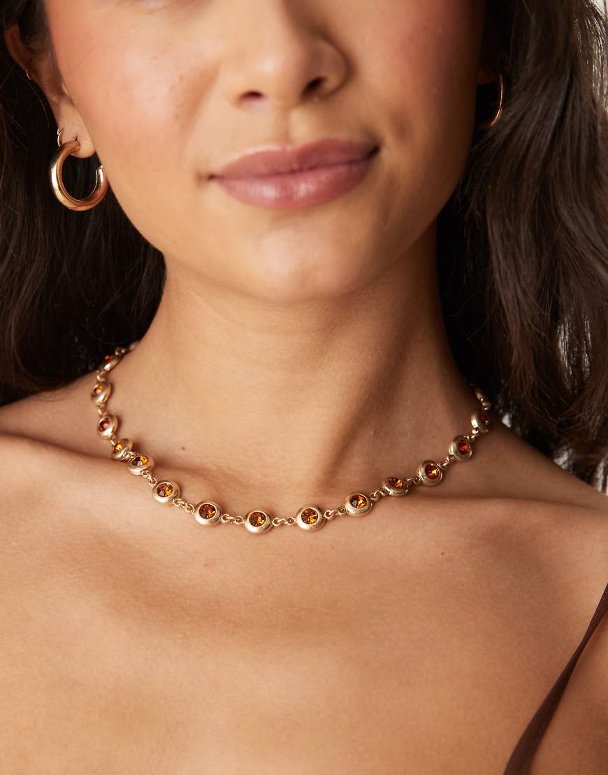 ASOS DESIGN - Halskette in polierter Gold-Optik mit Bernsteinimitat-Goldfarben von ASOS DESIGN