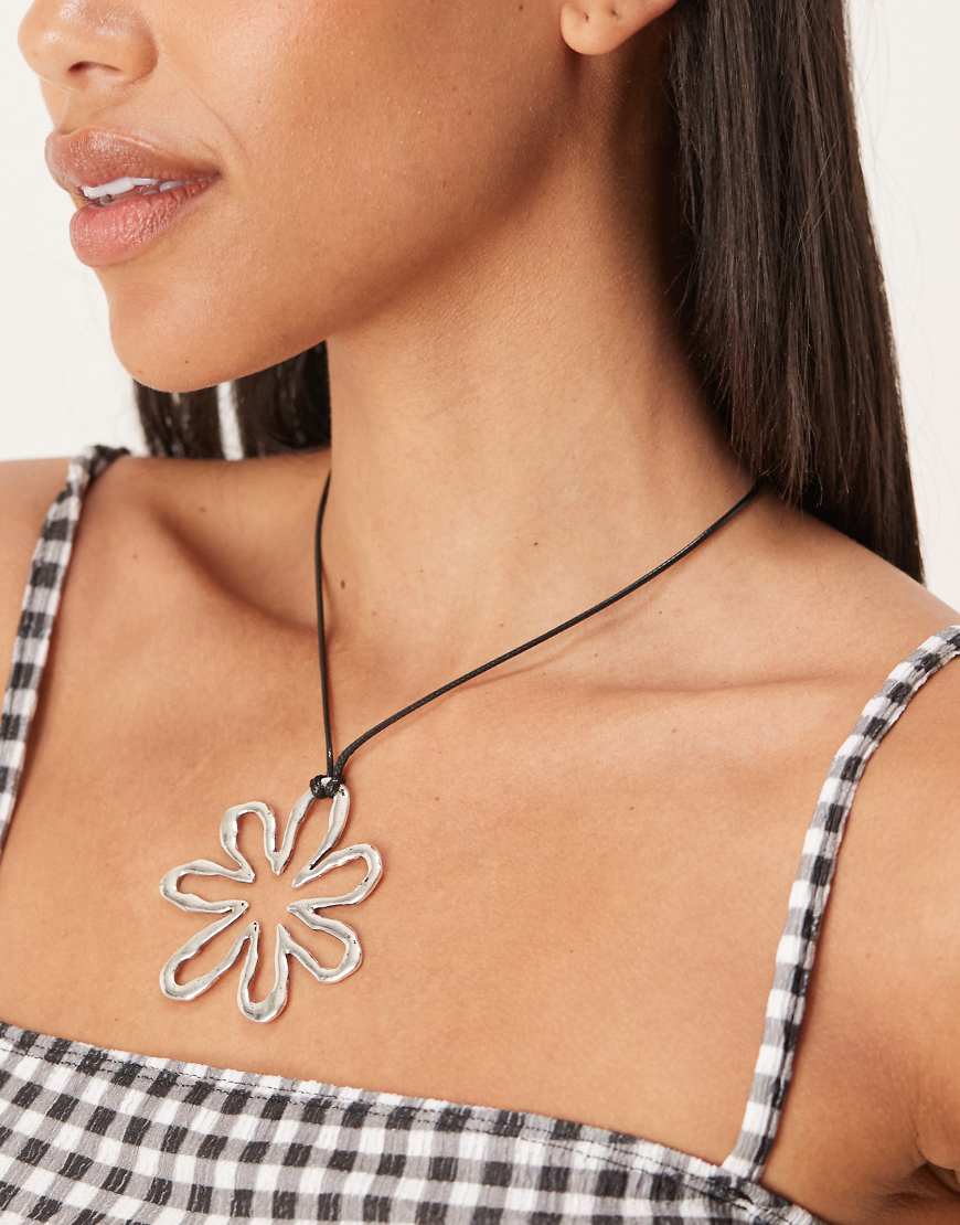 ASOS DESIGN - Halskette mit Kordel in Schwarz und silberfarbenem Blumenanhänger von ASOS DESIGN