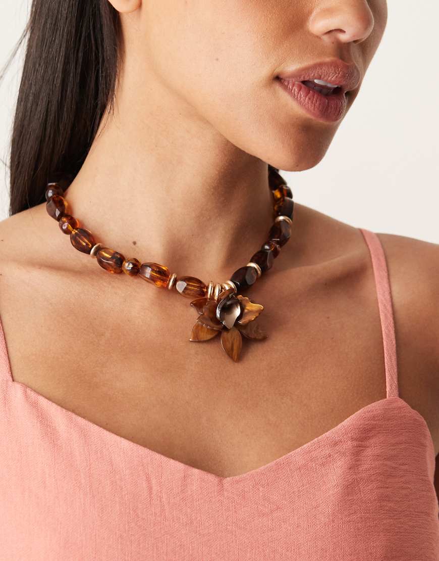 ASOS DESIGN - Halskette mit Perlen in Schildpatt-Optik und Anhänger-Braun von ASOS DESIGN