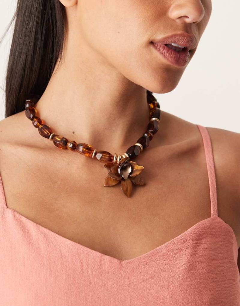ASOS DESIGN - Halskette mit Perlen in Schildpatt-Optik und Anhänger-Braun von ASOS DESIGN