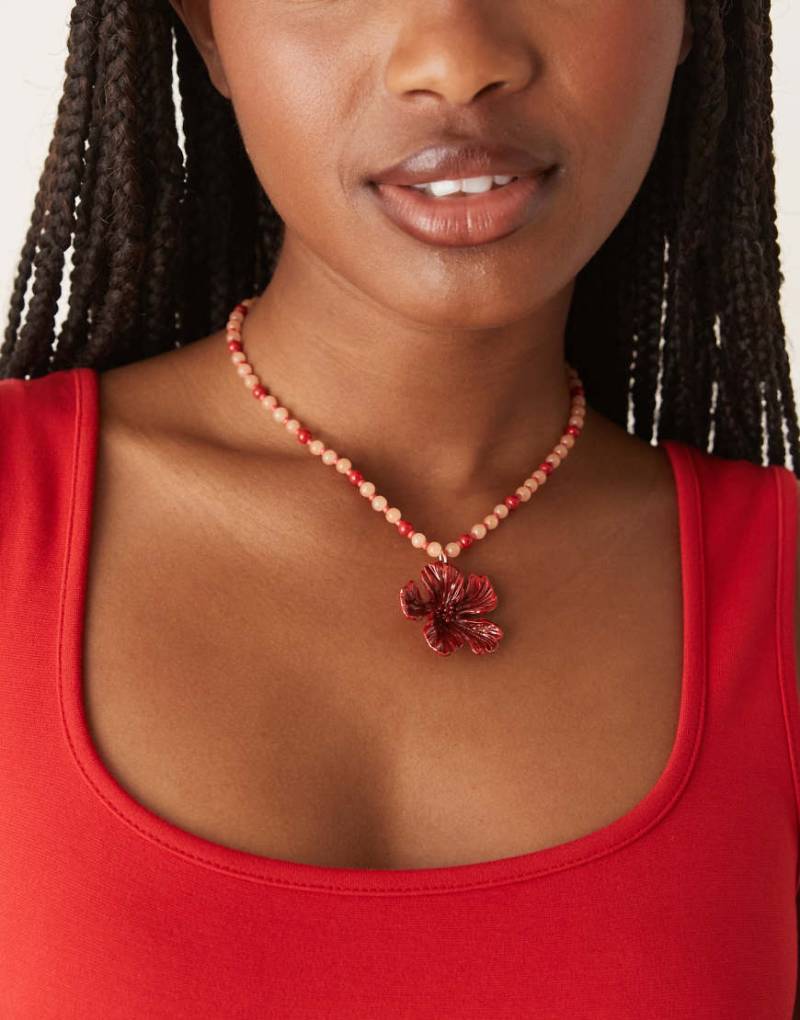 ASOS DESIGN - Halskette mit Perlen- und Blumenanhänger aus Halbedelsteinen-Rot von ASOS DESIGN