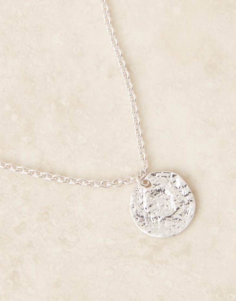 ASOS DESIGN - Halskette mit gehämmertem Münzanhänger in abgenutzter Silberoptik von ASOS DESIGN