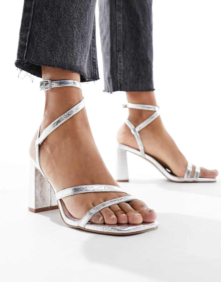ASOS DESIGN - Hampstead - Sandaletten in Silber mit mittelhohem Absatz ASOS DESIGN - Hampstead - Sandaletten in Silber mit mittelhohem Absatz von ASOS DESIGN