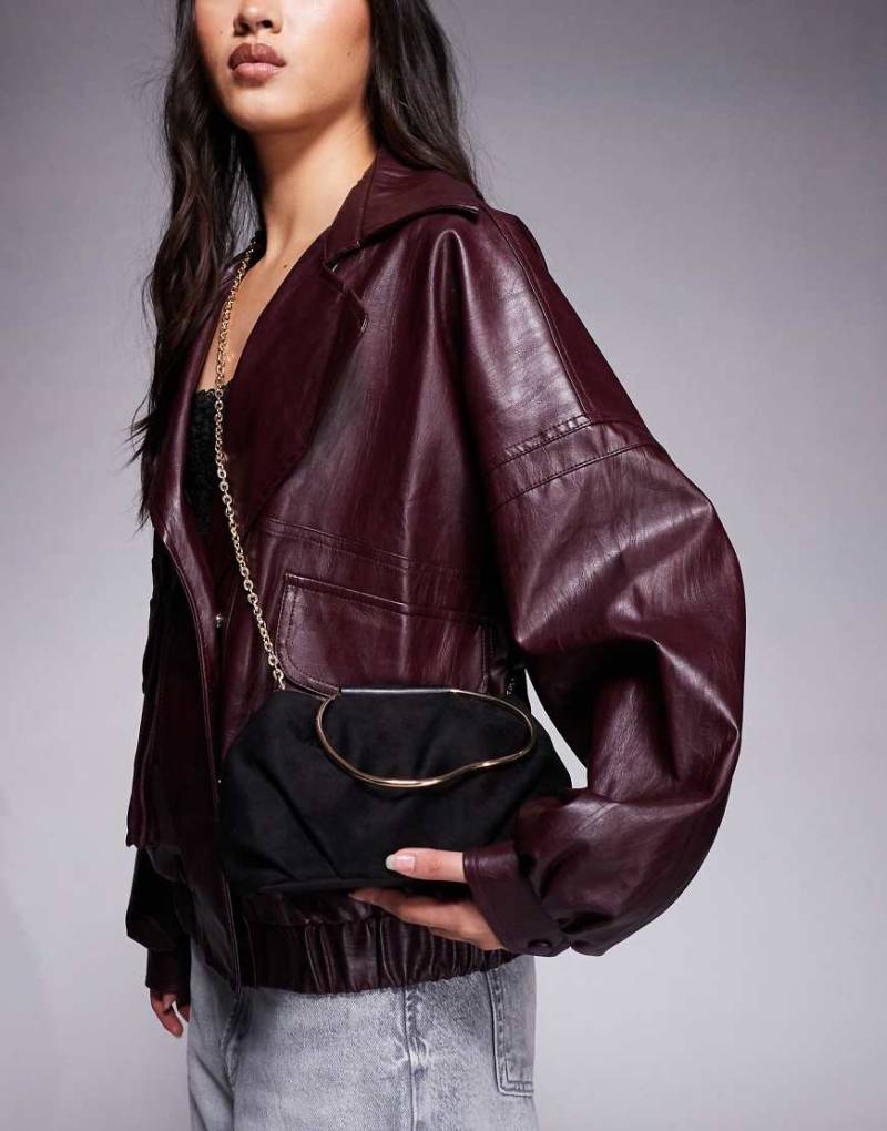 ASOS DESIGN - Handtasche aus Wildlederimitat in Schwarz mit verschnörkeltem Metallhenkel und abnehmbarem Kettenriemen zum Umhängen von ASOS DESIGN