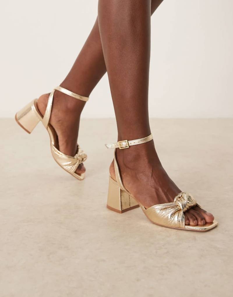 ASOS DESIGN - Hansel - Sandaletten in Gold mit Zierknoten und mittelhohem Absatz-Goldfarben von ASOS DESIGN