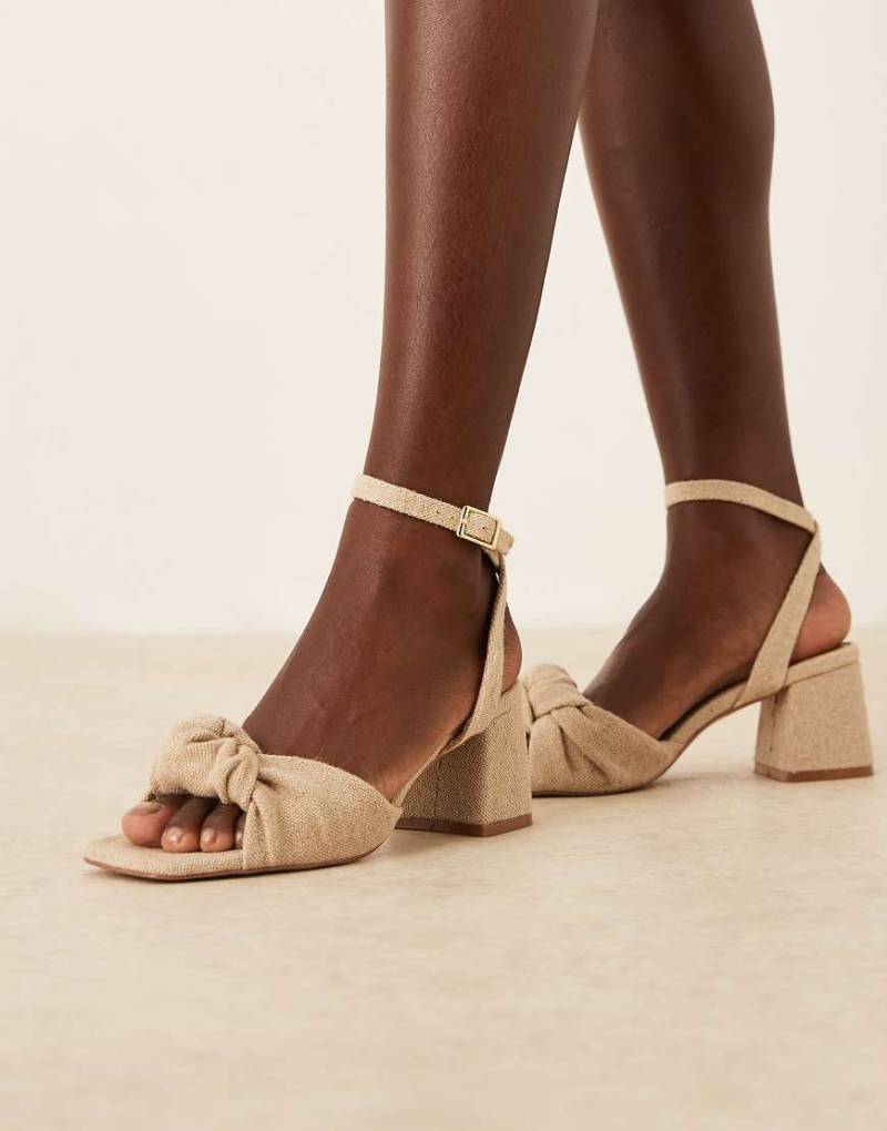 ASOS DESIGN - Hansel - Sandaletten in Naturoptik mit mittelhohem Absatz und Zierknoten-Neutral von ASOS DESIGN
