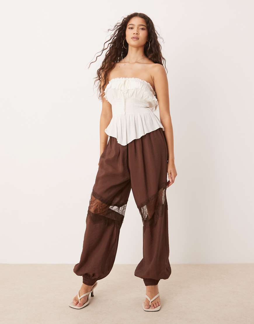 ASOS DESIGN - Haremshose in Schokobraun mit Spitzeneinsatz von ASOS DESIGN