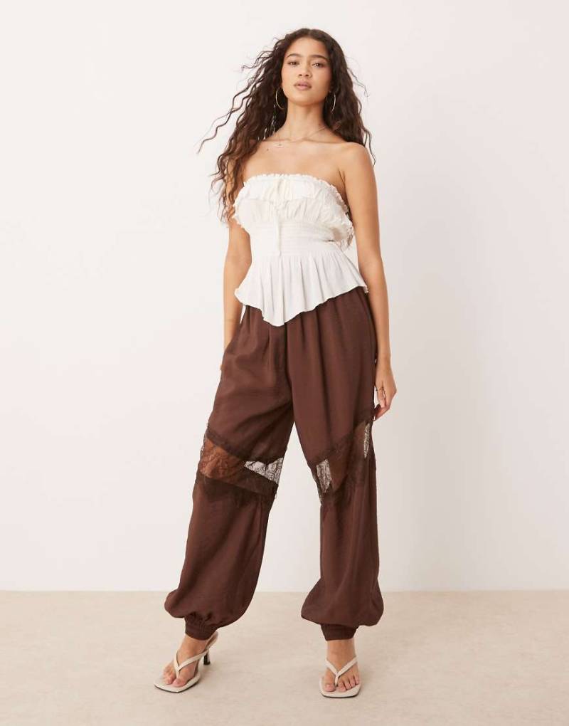 ASOS DESIGN - Haremshose in Schokobraun mit Spitzeneinsatz von ASOS DESIGN