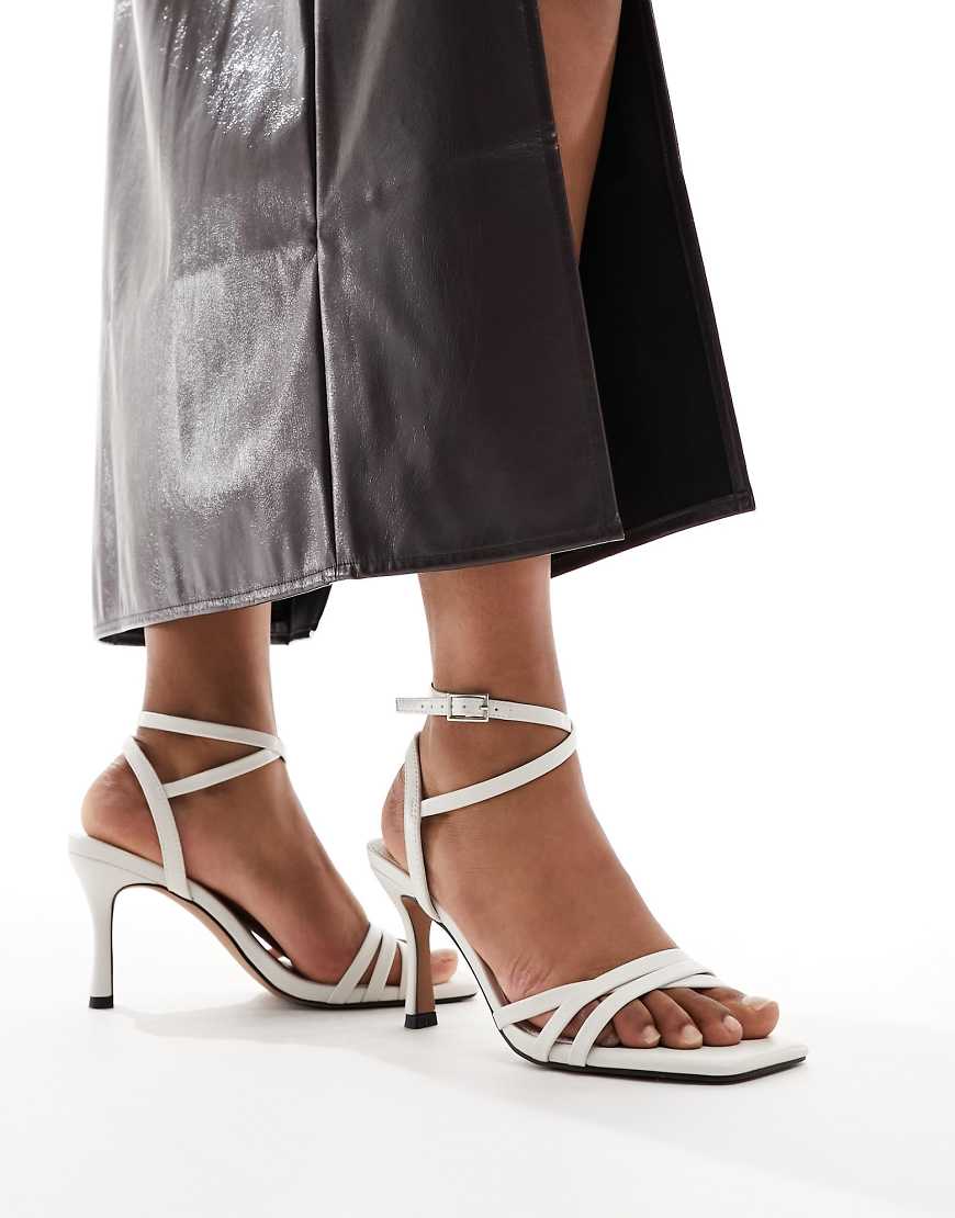 ASOS DESIGN - Harlow - Sandalen in gebrochenem Weiß mit mittelhohem Absatz von ASOS DESIGN