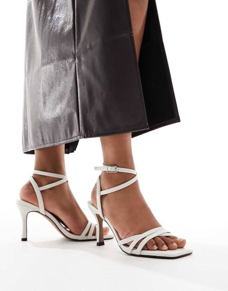 ASOS DESIGN - Harlow - Sandalen in gebrochenem Weiß mit mittelhohem Absatz von ASOS DESIGN