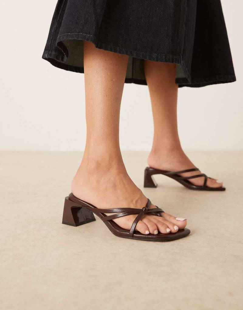 ASOS DESIGN - Harper - Riemchen-Mules in dunklem Kirschrot mit mittelhohem Blockabsatz von ASOS DESIGN