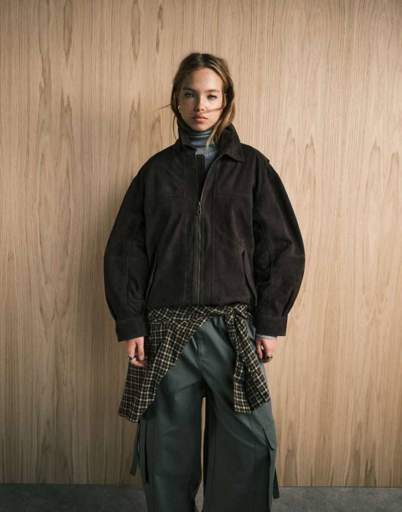 ASOS DESIGN - Harrington-Bomberjacke aus echtem Wildleder in dunklem Schokobraun-Schwarz von ASOS DESIGN