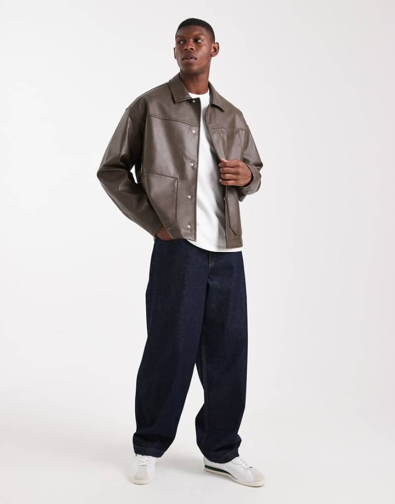 ASOS DESIGN - Harrington-Jacke aus Kunstleder in Braun-Brown von ASOS DESIGN