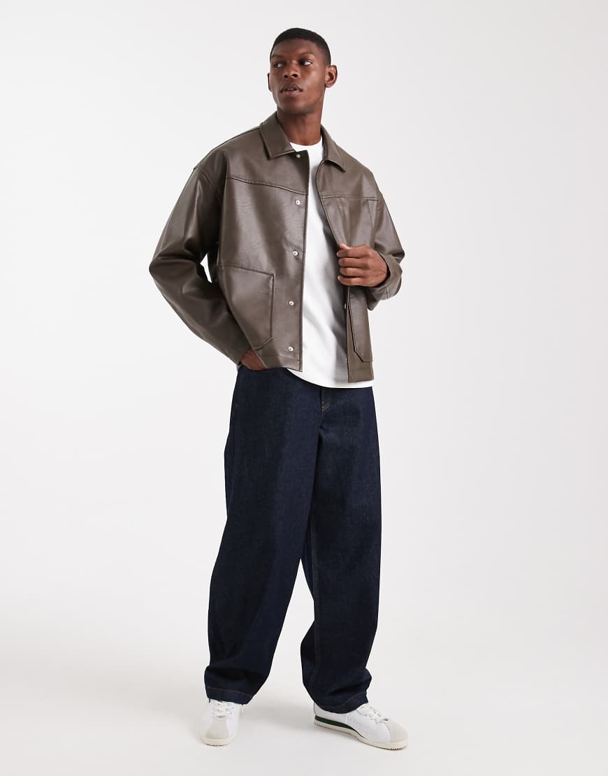 ASOS DESIGN - Harrington-Jacke aus Kunstleder in Braun-Brown von ASOS DESIGN