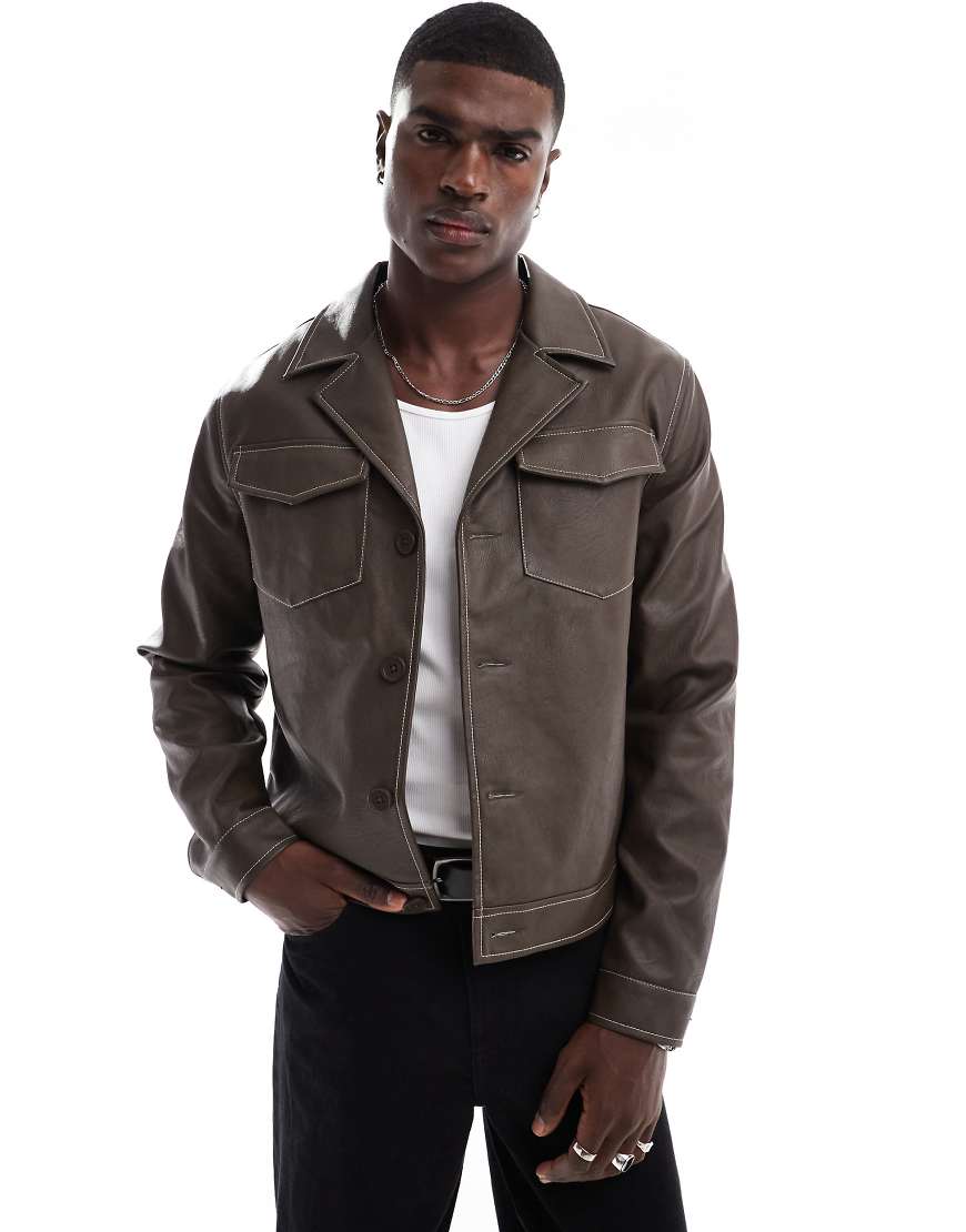 ASOS DESIGN - Harrington-Jacke aus Kunstleder in Braun mit Kontrastnaht ASOS DESIGN - Harrington-Jacke aus Kunstleder in Braun mit Kontrastnaht von ASOS DESIGN