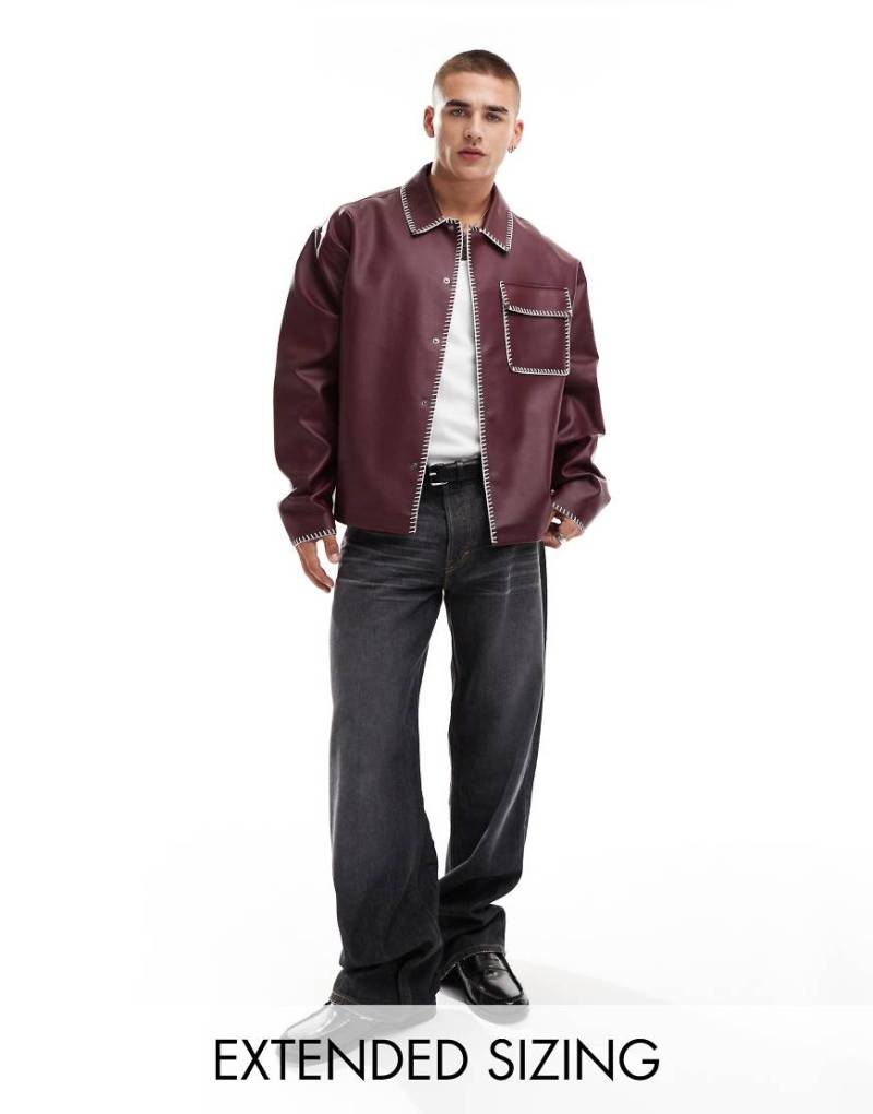 ASOS DESIGN - Harrington-Jacke aus Kunstleder in Burgunderrot mit Kontrastnaht von ASOS DESIGN