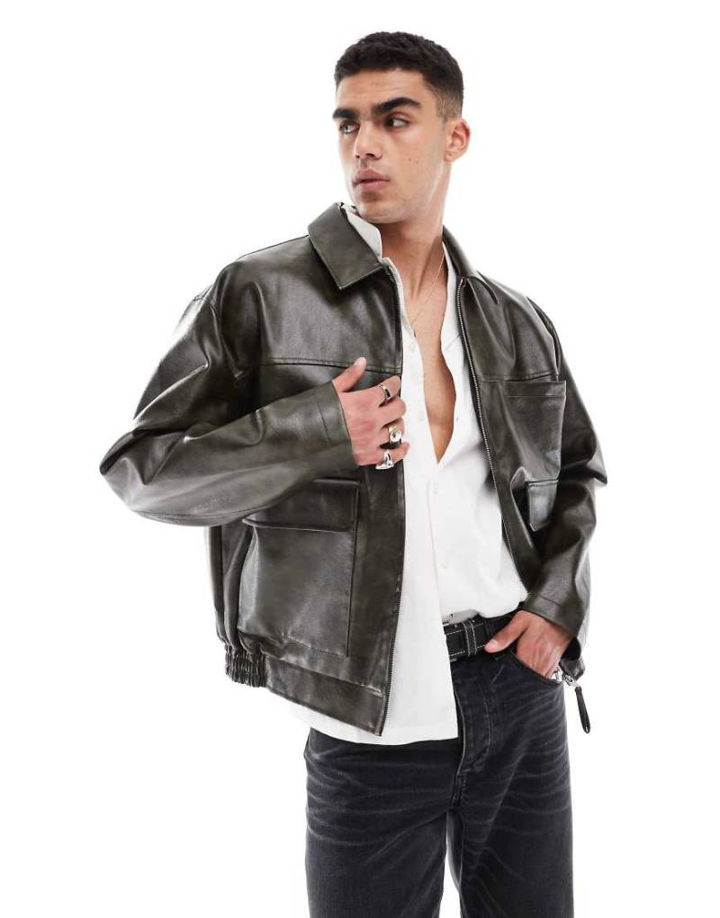 ASOS DESIGN - Harrington-Jacke aus Kunstleder in Dunkelgrün im Used-Look mit Oversize-Passform-Blau von ASOS DESIGN