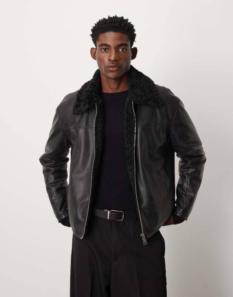 ASOS DESIGN - Harrington-Jacke aus Kunstleder in Schwarz mit Teddyfellkragen von ASOS DESIGN