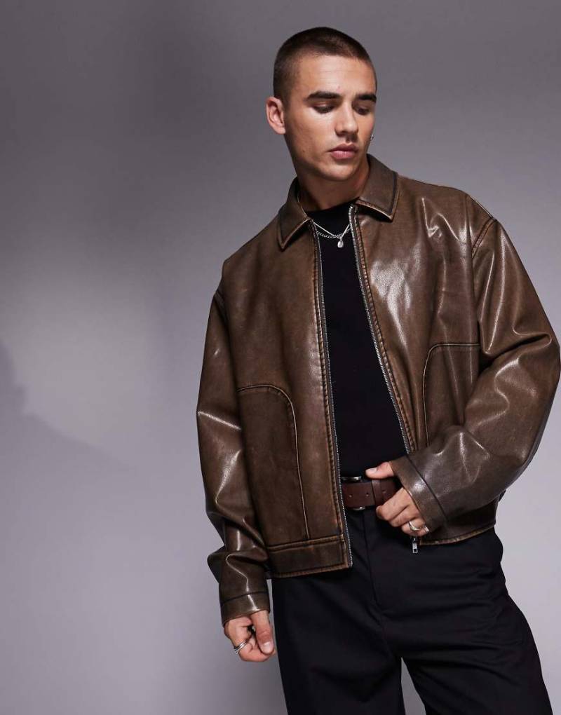 ASOS DESIGN - Harrington-Jacke aus Kunstleder in verwaschenem Braun mit kastigem Oversize-Schnitt von ASOS DESIGN