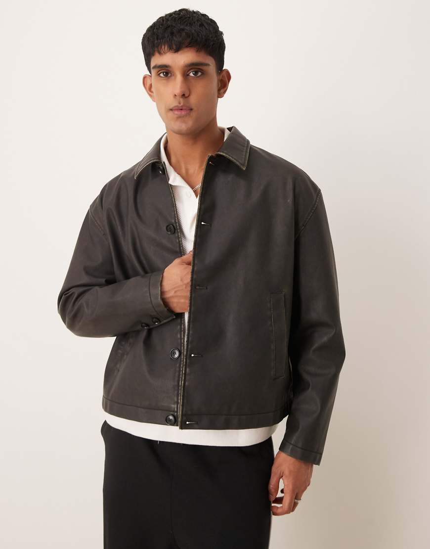 ASOS DESIGN - Harrington-Jacke aus Kunstleder in verwaschenem Braun mit kastigem Schnitt ASOS DESIGN - Harrington-Jacke aus Kunstleder in verwaschenem Braun mit kastigem Schnitt von ASOS DESIGN