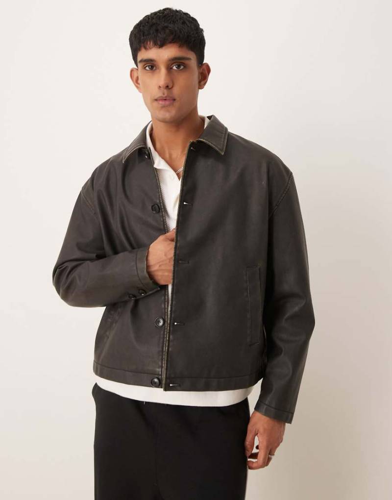 ASOS DESIGN - Harrington-Jacke aus Kunstleder in verwaschenem Braun mit kastigem Schnitt von ASOS DESIGN