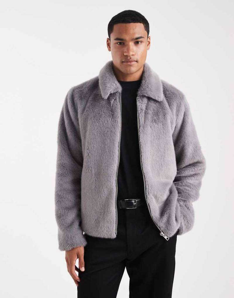 ASOS DESIGN - Harrington-Jacke aus Kunstpelz in Grau mit regulärer Passform ASOS DESIGN - Harrington-Jacke aus Kunstpelz in Grau mit regulärer Passform von ASOS DESIGN