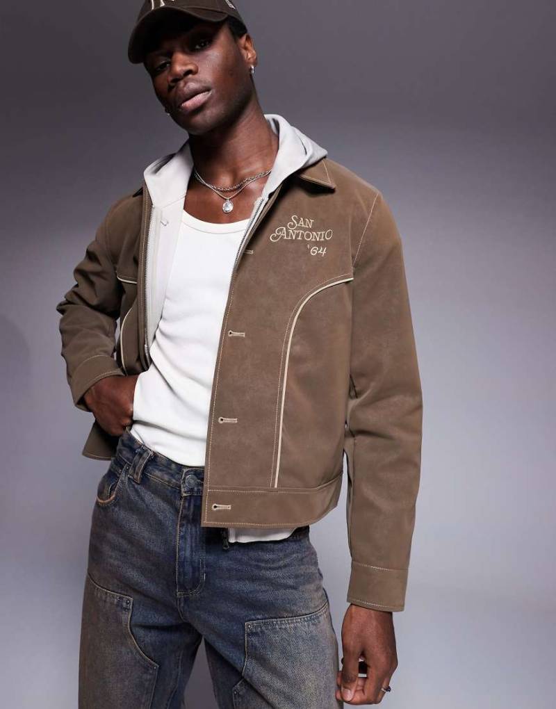 ASOS DESIGN - Harrington-Jacke aus braunem Wildlederimitat mit Stickerei in regulärer Passform von ASOS DESIGN