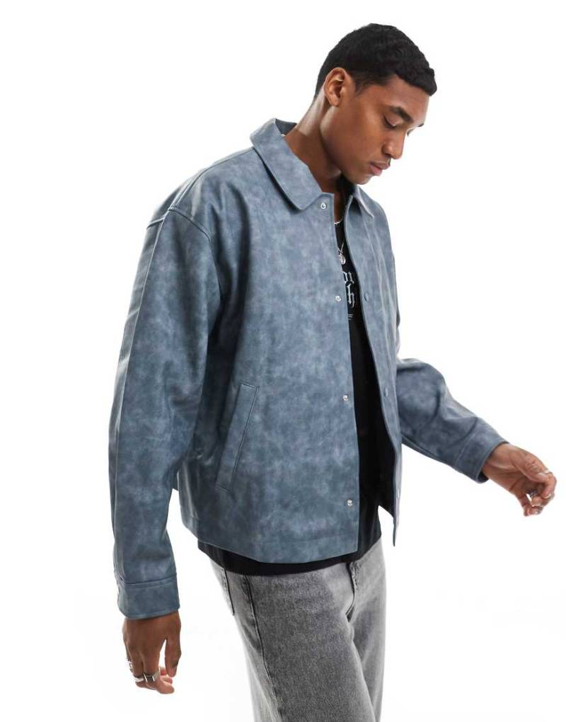 ASOS DESIGN - Harrington-Jacke in Oversize-Passform in verwaschenem Blau aus Kunstleder von ASOS DESIGN