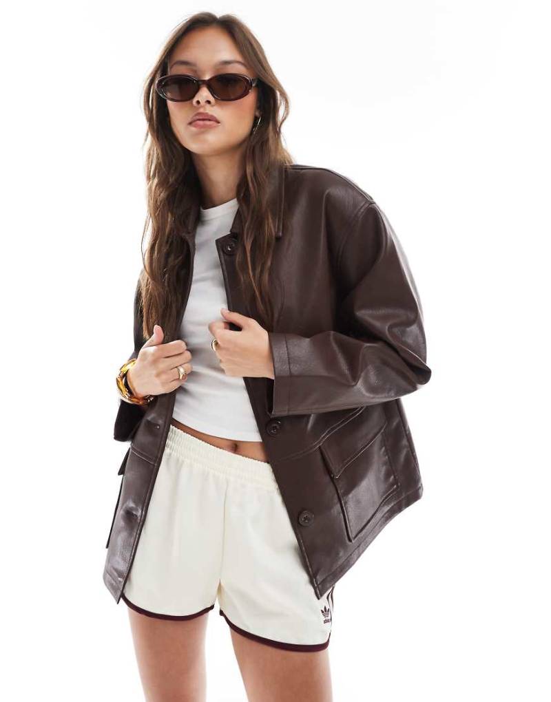 ASOS DESIGN - Harrington-Jacke in schokobrauner Leder-Optik von ASOS DESIGN