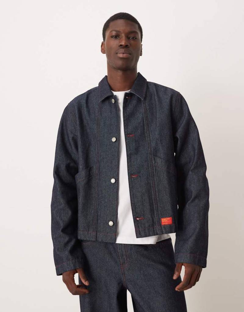 ASOS DESIGN - Harrington-Jeansjacke in dunkler Rinse-Waschung mit roter Naht, Kombiteil-Blau von ASOS DESIGN