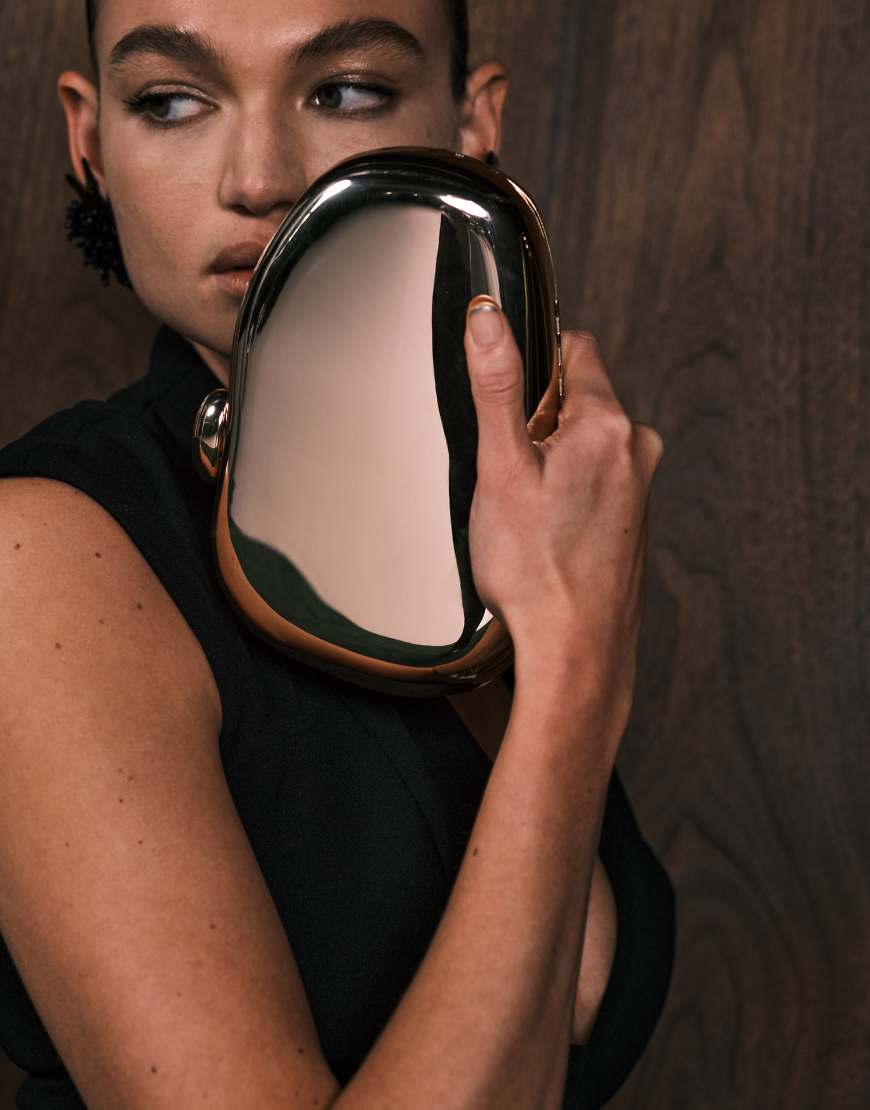 ASOS DESIGN - Hartschalen-Clutch in Gold mit abstraktem Design und Umhängeriemen-Goldfarben von ASOS DESIGN