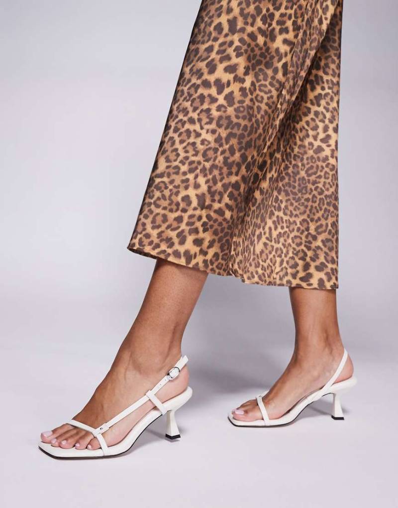 ASOS DESIGN - Hattie - Minimalistische Sandalen in Wollweiß mit mittelhohem Absatz von ASOS DESIGN