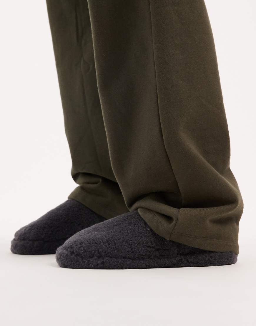 ASOS DESIGN - Hausschuhe aus Teddyfell in Grau ASOS DESIGN - Hausschuhe aus Teddyfell in Grau von ASOS DESIGN