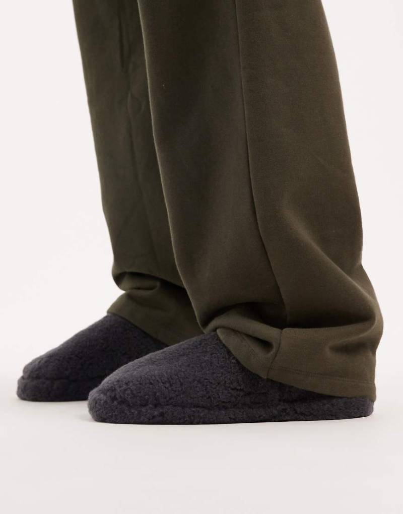 ASOS DESIGN - Hausschuhe aus Teddyfell in Grau ASOS DESIGN - Hausschuhe aus Teddyfell in Grau von ASOS DESIGN
