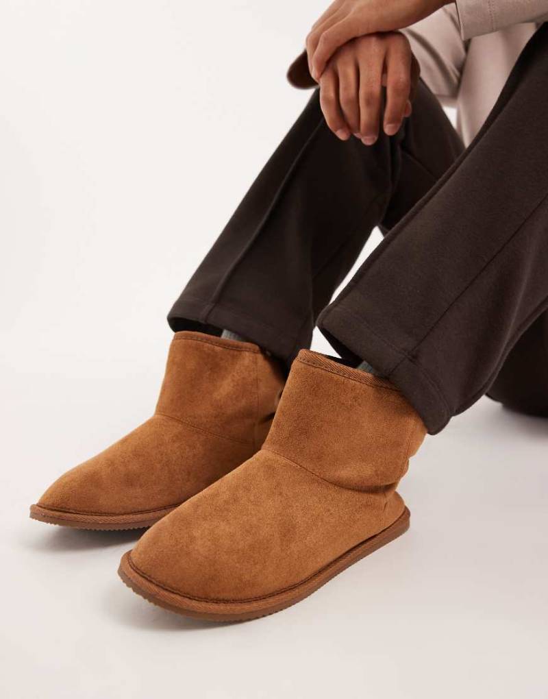 ASOS DESIGN - Hausstiefel in Hellbraun mit Futter aus Kunstpelz-Brown von ASOS DESIGN