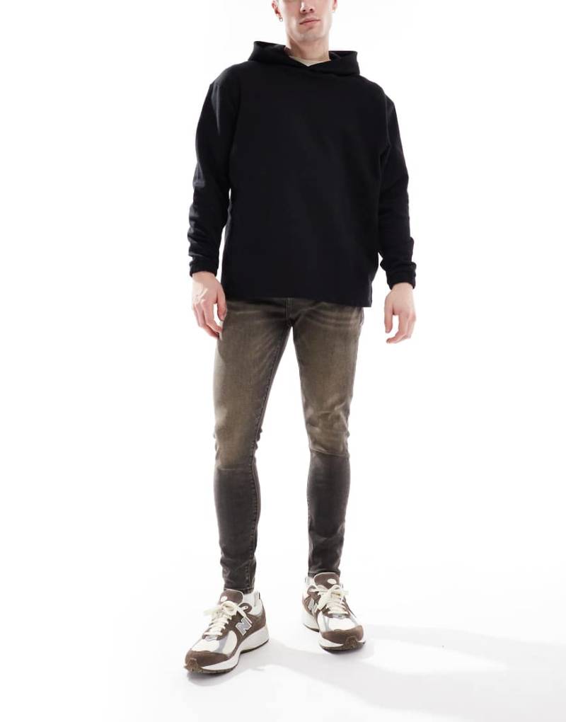 ASOS DESIGN - Hautenge Jeans mit Power-Stretch in verwaschenem Schwarz mit Spray-Tönung von ASOS DESIGN