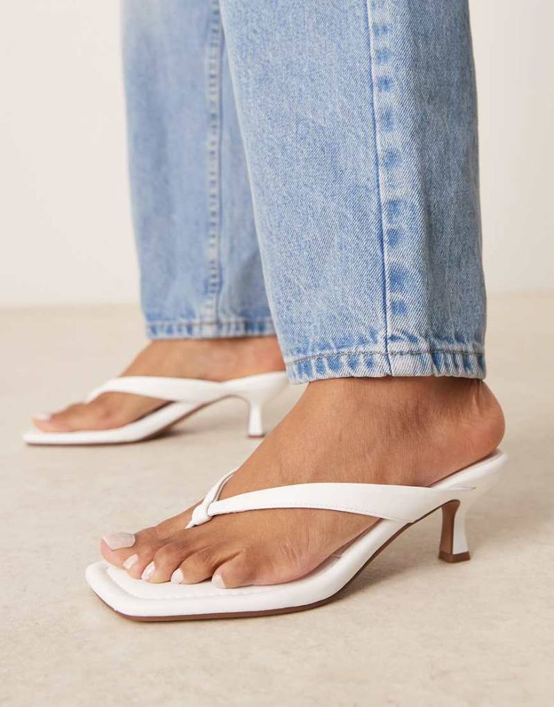 ASOS DESIGN - Hawaii - Sandaletten in Weiß mit Kitten-Absatz und Zehensteg von ASOS DESIGN