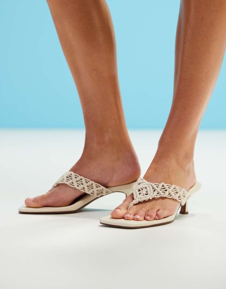 ASOS DESIGN - Hawaii - Sandaletten in Wollweiß mit Webstruktur, Kitten-Absatz und Zehensteg ASOS DESIGN - Hawaii - Sandaletten in Wollweiß mit Webstruktur, Kitten-Absatz und Zehensteg von ASOS DESIGN