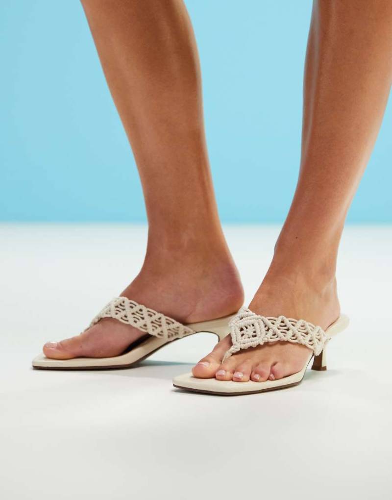 ASOS DESIGN - Hawaii - Sandaletten in Wollweiß mit Webstruktur, Kitten-Absatz und Zehensteg von ASOS DESIGN