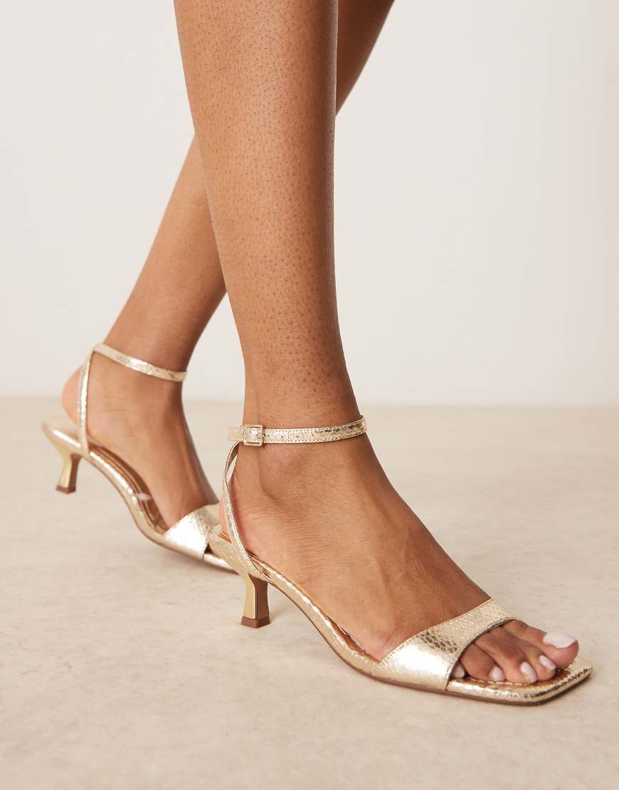 ASOS DESIGN - Heart Throb - Filigrane Sandaletten in Gold mit Kitten-Absatz-Goldfarben ASOS DESIGN - Heart Throb - Filigrane Sandaletten in Gold mit Kitten-Absatz-Goldfarben von ASOS DESIGN